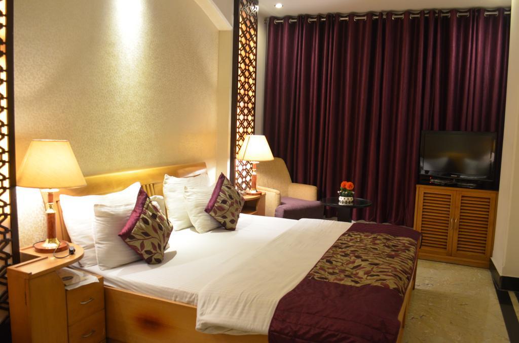 โฮเต็ล เอ็มเพอร์เรอร์ ปาล์มส์ Hotel นิวเดลี ภายนอก รูปภาพ