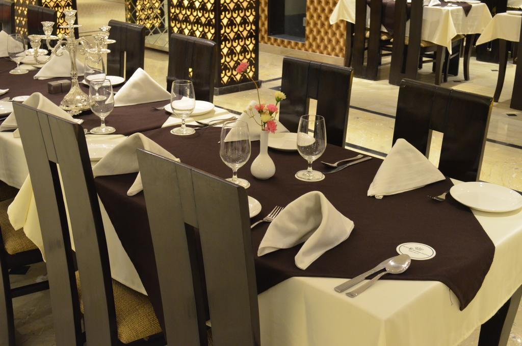 โฮเต็ล เอ็มเพอร์เรอร์ ปาล์มส์ Hotel นิวเดลี ภายนอก รูปภาพ