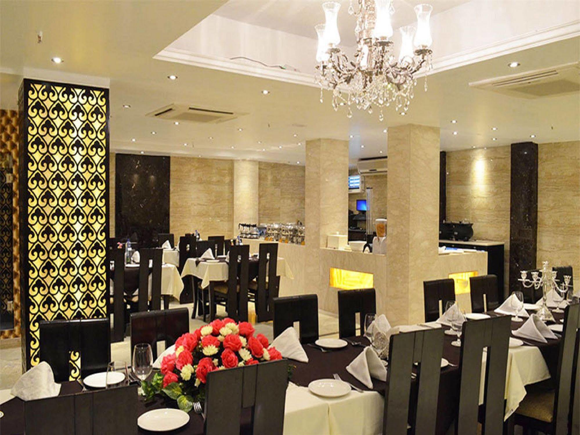 โฮเต็ล เอ็มเพอร์เรอร์ ปาล์มส์ Hotel นิวเดลี ภายนอก รูปภาพ
