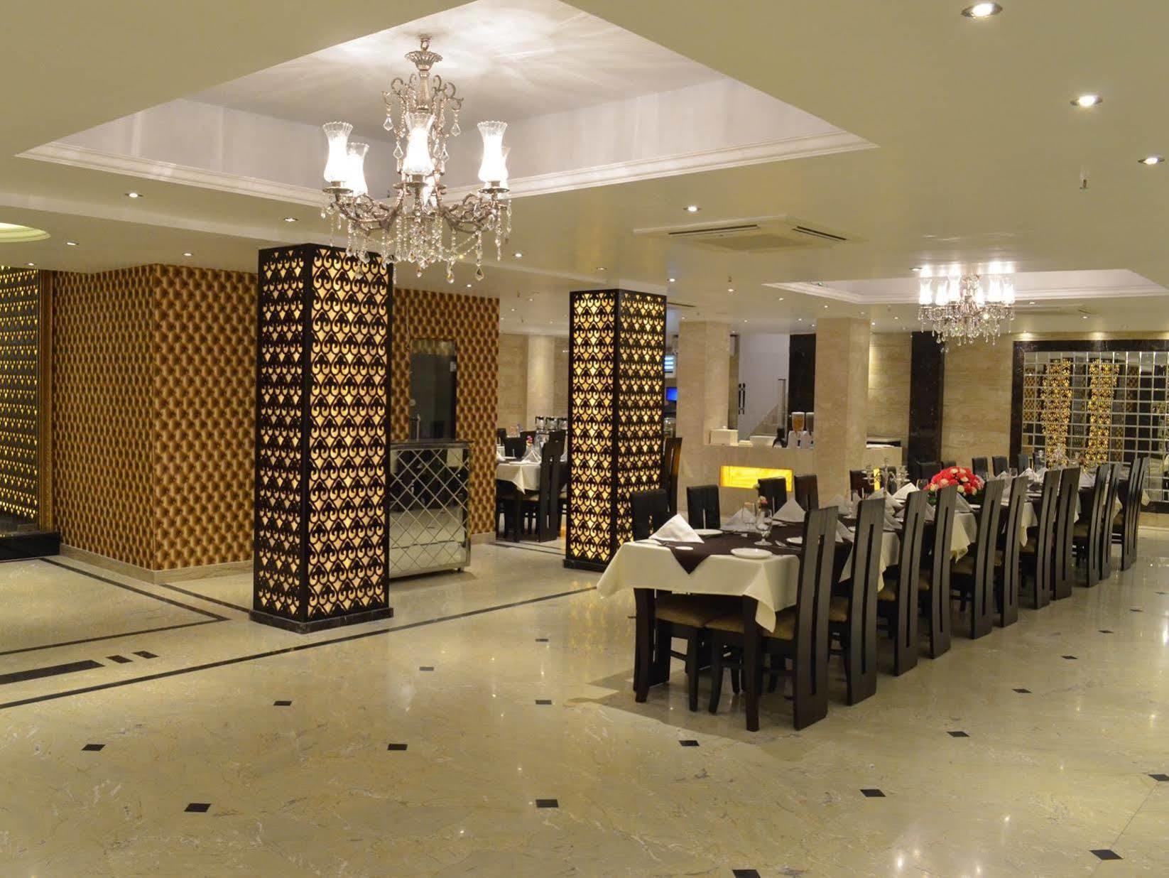 โฮเต็ล เอ็มเพอร์เรอร์ ปาล์มส์ Hotel นิวเดลี ภายนอก รูปภาพ
