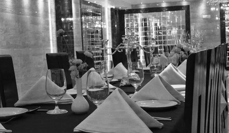โฮเต็ล เอ็มเพอร์เรอร์ ปาล์มส์ Hotel นิวเดลี ภายนอก รูปภาพ